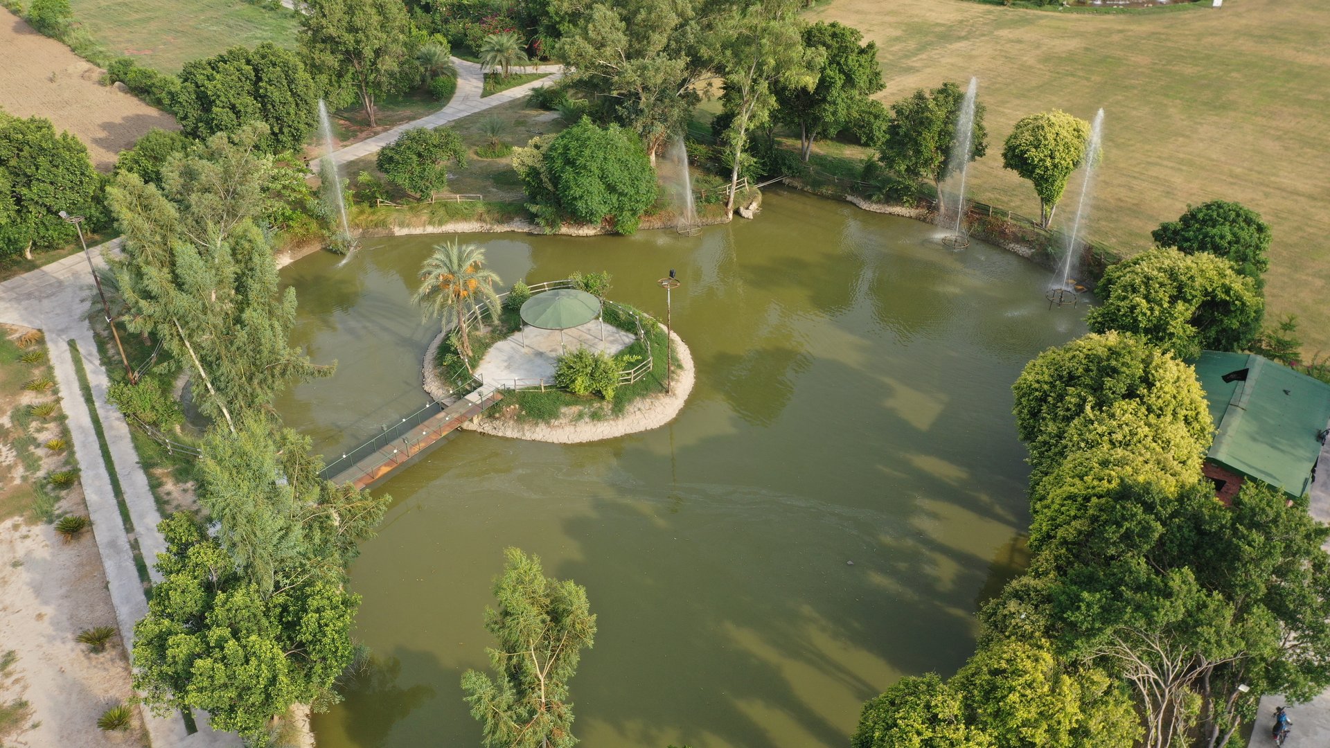 Lake Side Waterfront Setting